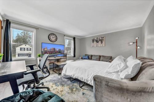 Perfect Location and Fast Wi-Fi Heart of Village in Hamburg, USA