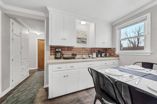 Perfect Location and Fast Wi-Fi Heart of Village in Hamburg, USA