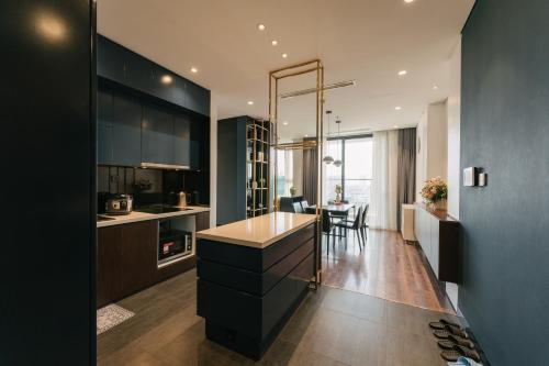 Two-Bedroom Deluxe Apartment with Balcony room in Vinhomes Metropolis Hanoi - South Land