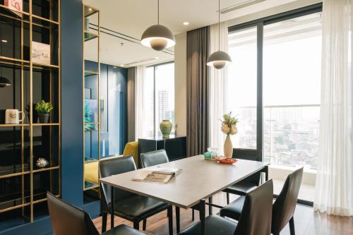 Two-Bedroom Deluxe Apartment with Balcony image 5