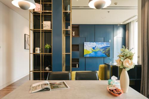 Two-Bedroom Deluxe Apartment with Balcony image 1
