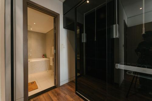 Two-Bedroom Deluxe Apartment with Balcony image 2