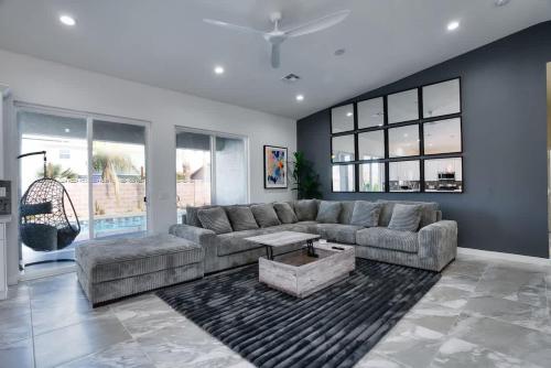 VEGAS OASIS CLOSE 2 STRIP! Private Hot tub & Heated Pool