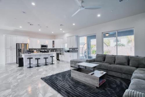 VEGAS OASIS CLOSE 2 STRIP! Private Hot tub & Heated Pool