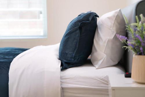 VEGAS OASIS CLOSE 2 STRIP! Private Hot tub & Heated Pool