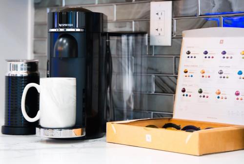 VEGAS OASIS CLOSE 2 STRIP! Private Hot tub & Heated Pool