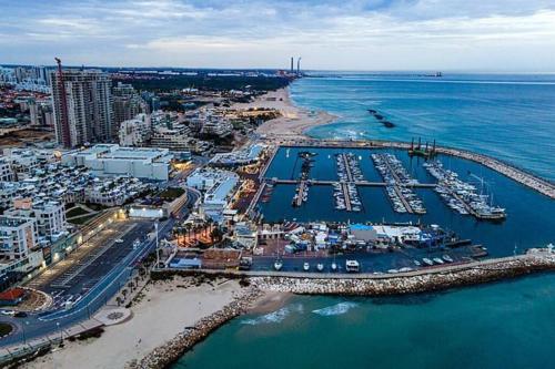 RoyalSeaSuite סוויטת יאכטה על המים 5 חדרים in Ashkelon