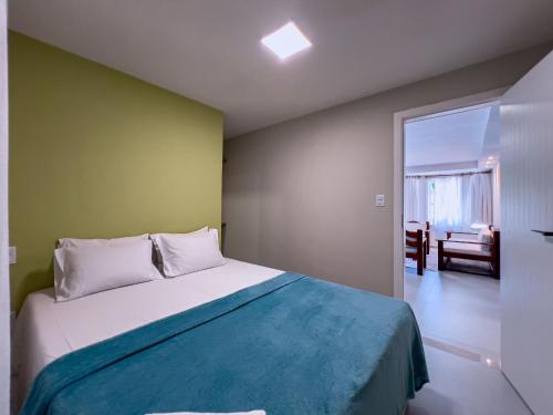 Casas com 2 ou 3 suítes (todas com ar split), com internet privativa 300MBPSno Residencial Nazareth, localizado a aproximadamente 80m da praia de Taperapuã (Arena Axé moi), com piscina, sauna, portaria 24hrs