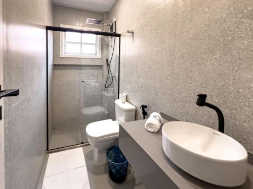 Casas com 2 ou 3 suítes (todas com ar split), com internet privativa 300MBPSno Residencial Nazareth, localizado a aproximadamente 80m da praia de Taperapuã (Arena Axé moi), com piscina, sauna, portaria 24hrs