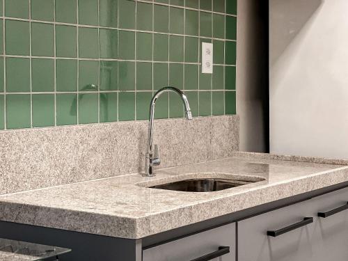 Casas com 2 ou 3 suítes (todas com ar split), com internet privativa 300MBPSno Residencial Nazareth, localizado a aproximadamente 80m da praia de Taperapuã (Arena Axé moi), com piscina, sauna, portaria 24hrs