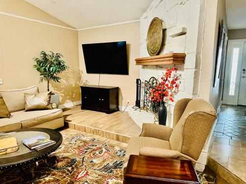 Centrally located 5 bedroom 3 bath 8 beds in Tulsa, USA