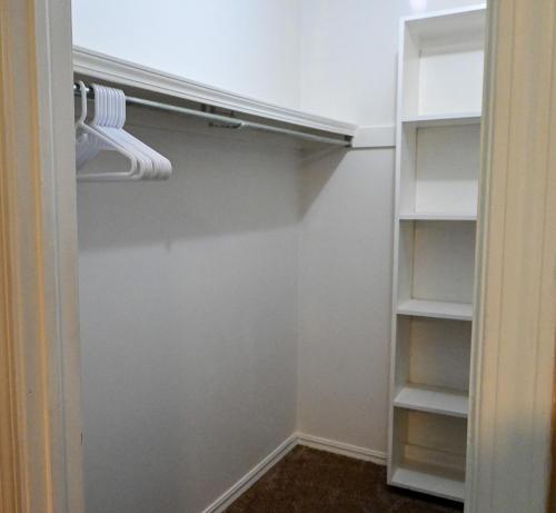Centrally located 5 bedroom 3 bath 8 beds in Tulsa, USA