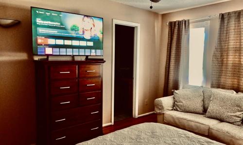 Centrally located 5 bedroom 3 bath 8 beds in Tulsa, USA