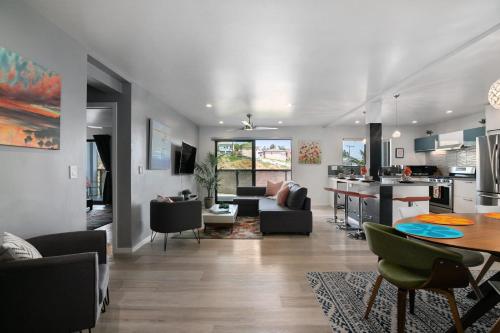 Vibrant Hillside Retreat with Harbor Views King bed in San Diego, USA