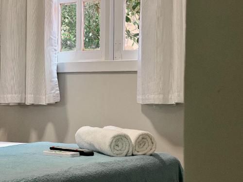 Casas com 2 ou 3 suítes (todas com ar split), com internet privativa 300MBPSno Residencial Nazareth, localizado a aproximadamente 80m da praia de Taperapuã (Arena Axé moi), com piscina, sauna, portaria 24hrs