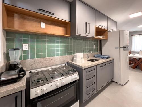 Casas com 2 ou 3 suítes (todas com ar split), com internet privativa 300MBPSno Residencial Nazareth, localizado a aproximadamente 80m da praia de Taperapuã (Arena Axé moi), com piscina, sauna, portaria 24hrs