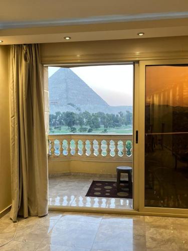 Pyramids Golf view suites - Tap to explore photos
