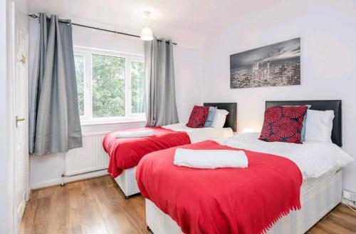 TMS Spacious 4 bedroom house! Free Parking! Crosby Dagenham!