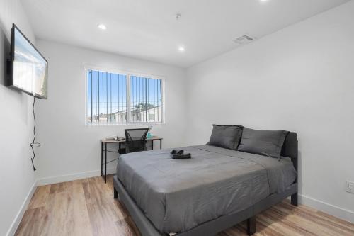 Spacious Bedroom W Shared Bathroom in Los Angeles, USA