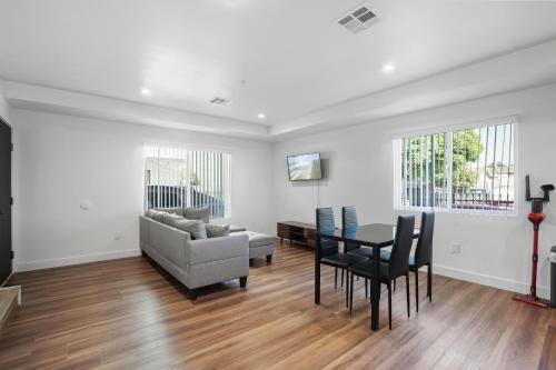Spacious Bedroom W Shared Bathroom in Los Angeles, USA