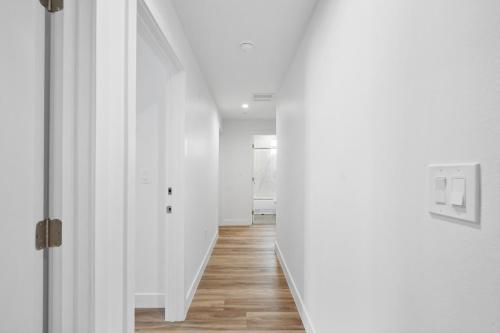 Spacious Bedroom W Shared Bathroom in Los Angeles, USA