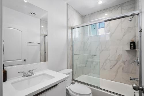 Spacious Bedroom W Shared Bathroom in Los Angeles, USA