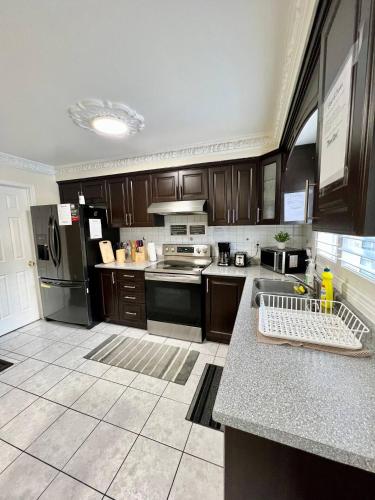 R6 Room Near Airport in Mississauga, Canada