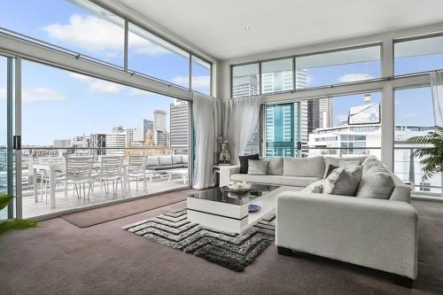 Sunbathed Penthouse With Spectacular Harbour Views, Auckland