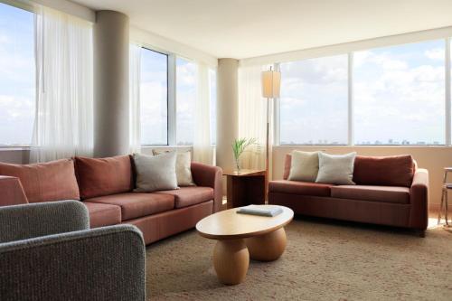 Studio King Room with Sofa Bed and City View image 2
