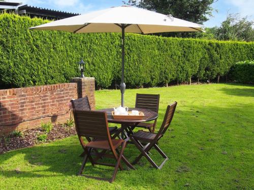 Зовнішній вигляд готелю, Stablehurst Cottage in Іст Грінстед