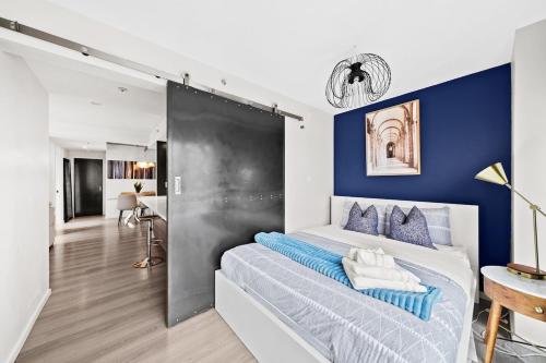 Beautiful 2 Bed Home DT with Free Parking in Vancouver, Canada