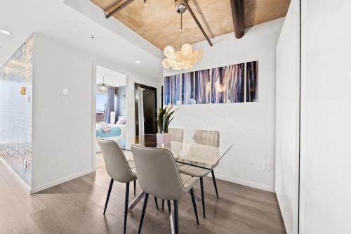 Beautiful 2 Bed Home DT with Free Parking in Vancouver, Canada