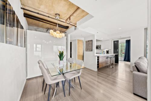 Beautiful 2 Bed Home DT with Free Parking in Vancouver, Canada