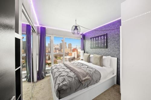 Beautiful 2 Bed Home DT with Free Parking in Vancouver, Canada