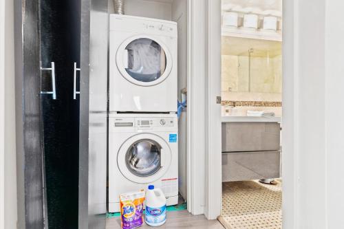 Beautiful 2 Bed Home DT with Free Parking in Vancouver, Canada
