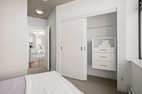Panoramic Views 2 Bed 2 Bath Condo DT w Parking in Vancouver, Canada
