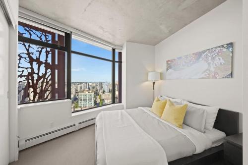 Panoramic Views 2 Bed 2 Bath Condo DT w Parking in Vancouver, Canada