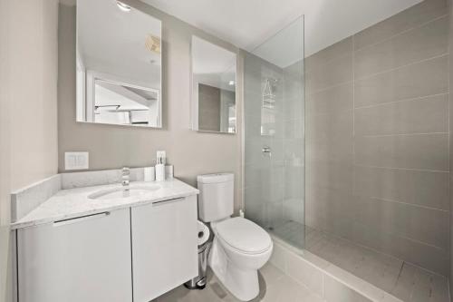 Panoramic Views 2 Bed 2 Bath Condo DT w Parking in Vancouver, Canada
