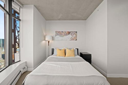 Panoramic Views 2 Bed 2 Bath Condo DT w Parking in Vancouver, Canada