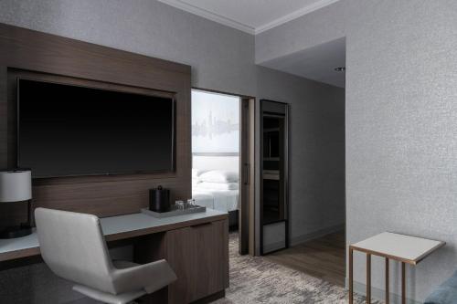 One-Bedroom King Suite image 2