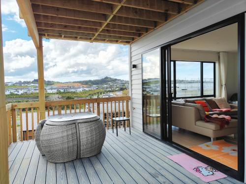 المنطقة المحيطة, Orewa New house with view on deck near Cafe,bush & river in أوريوا