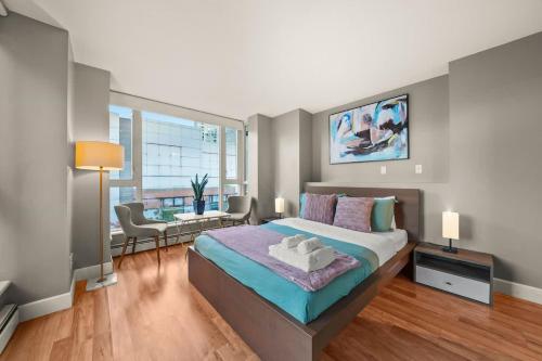 Premier Condo by Rogers Arena 3BR w Free Parking in Vancouver, Canada