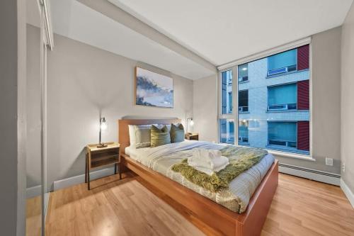 Premier Condo by Rogers Arena 3BR w Free Parking in Vancouver, Canada
