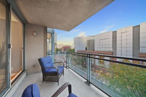 Premier Condo by Rogers Arena 3BR w Free Parking in Vancouver, Canada