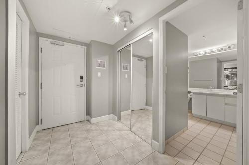 Premier Condo by Rogers Arena 3BR w Free Parking in Vancouver, Canada