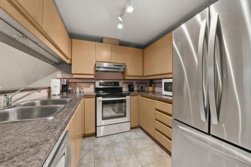 Premier Condo by Rogers Arena 3BR w Free Parking in Vancouver, Canada