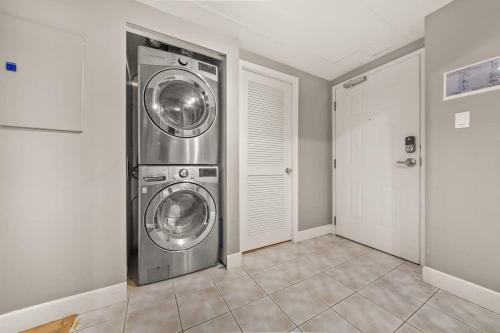 Premier Condo by Rogers Arena 3BR w Free Parking in Vancouver, Canada