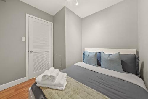 Premier Condo by Rogers Arena 3BR w Free Parking in Vancouver, Canada