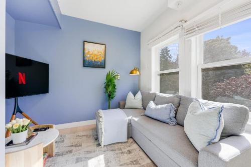 Trendy Condo in West End Downtown w Free Parking in Vancouver, Canada