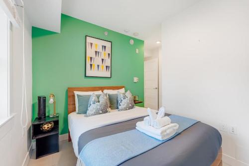 Trendy Condo in West End Downtown w Free Parking in Vancouver, Canada